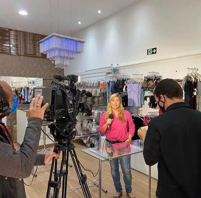 Rafaela Alcantara durante entrevista em uma loja
